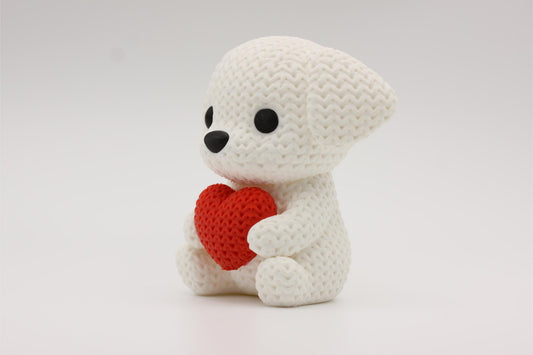 3D-printet figur av en hvit hund i strikket design som holder et hjerte