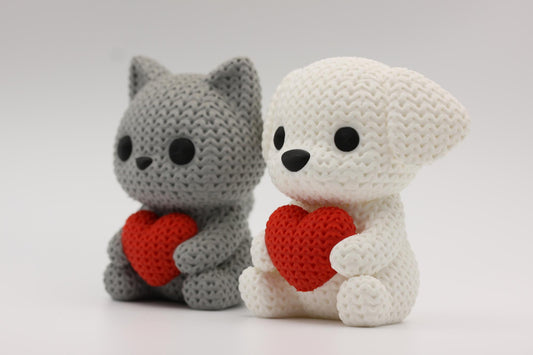 Katt og hund som holder et hjerte 3D-printet i strikket design