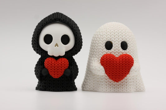 Grim reaper og et spøkelse som holder et hjerte 3D-printet i strikket design