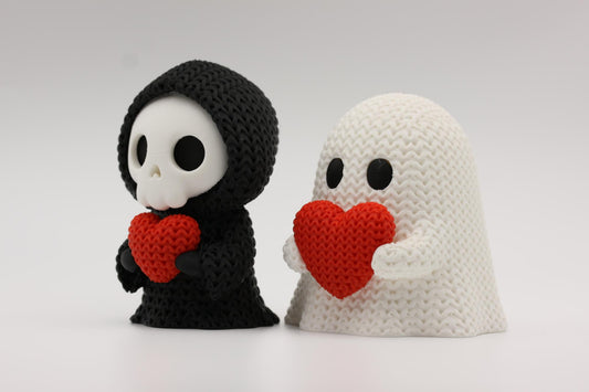 Grim reaper og et spøkelse som holder et hjerte 3D-printet i strikket design