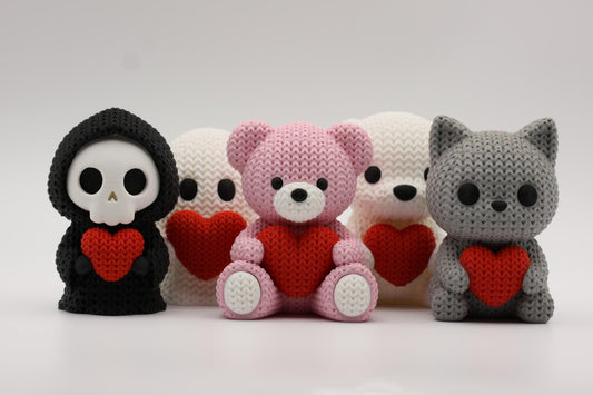 Fem 3D-printede figurer i strikket tema som holder et hjerte