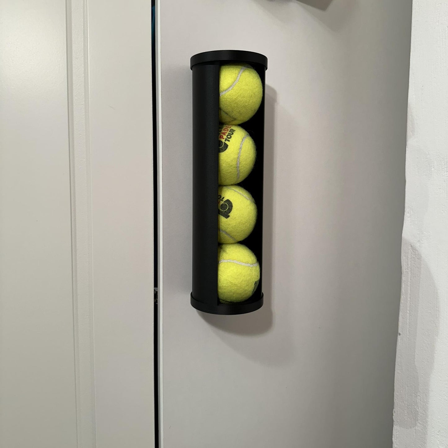Veggbeholder til padel eller tennisballer