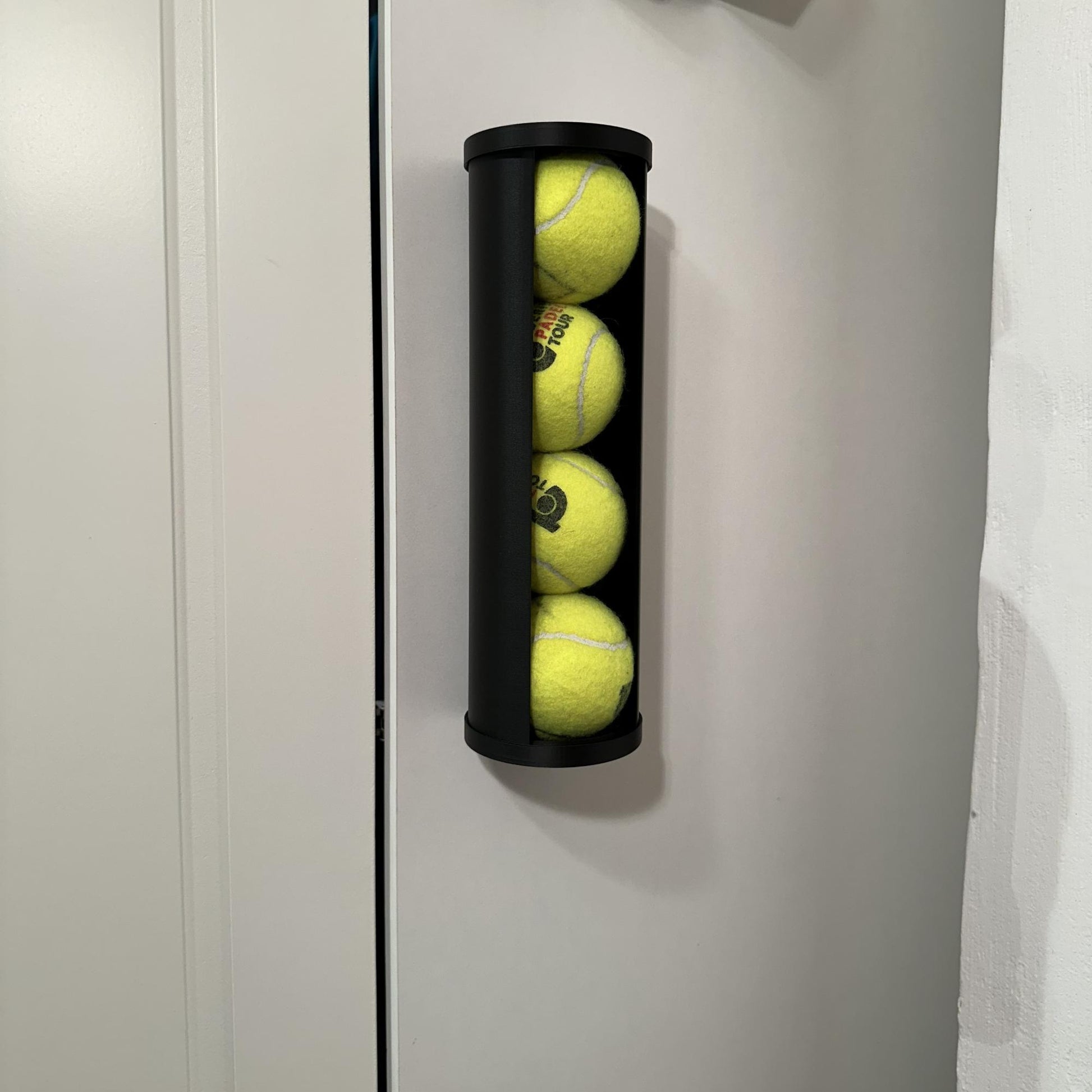 Veggbeholder til padel eller tennisballer