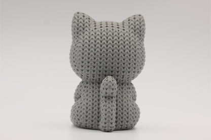 3D-printet figur av en grå katt i strikket design som holder et hjerte