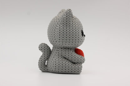 3D-printet figur av en grå katt i strikket design som holder et hjerte