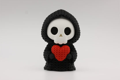 3D-printet figur av Grim reaper i strikket design som holder et hjerte