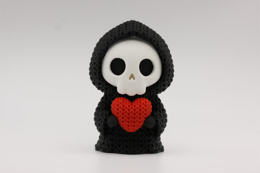 3D-printet figur av Grim reaper i strikket design som holder et hjerte