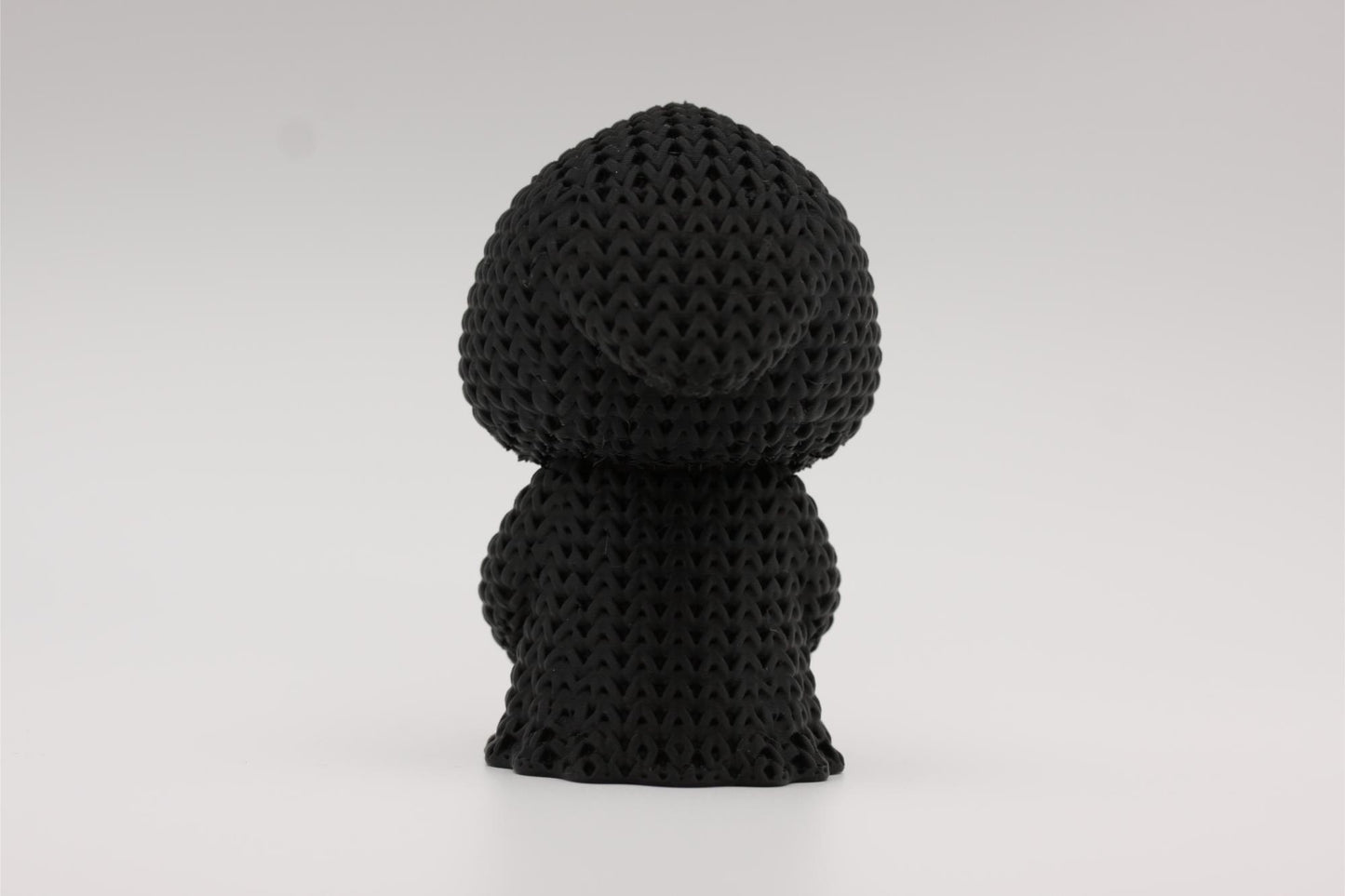 3D-printet figur av Grim reaper i strikket design som holder et hjerte