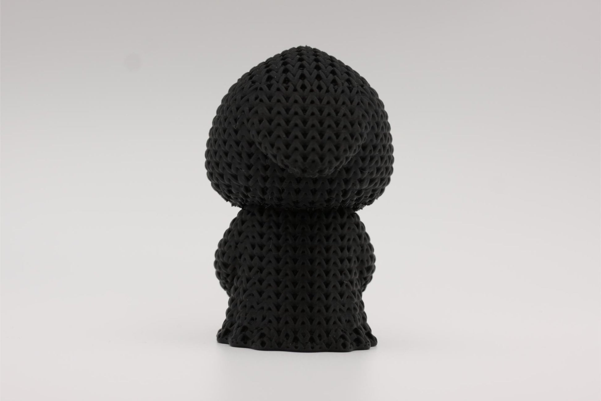 3D-printet figur av Grim reaper i strikket design som holder et hjerte