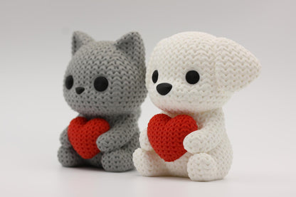 Katt og hund som holder et hjerte 3D-printet i strikket design