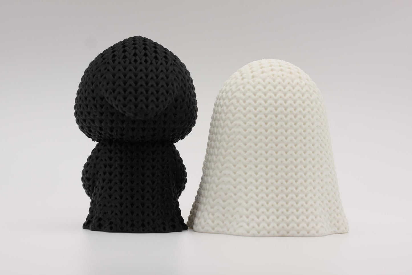 Grim reaper og et spøkelse som holder et hjerte 3D-printet i strikket design