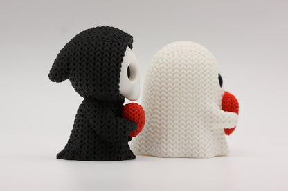 Grim reaper og et spøkelse som holder et hjerte 3D-printet i strikket design