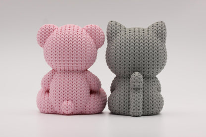 Teddybjørn og katt som holder et hjerte 3D-printet i strikket design