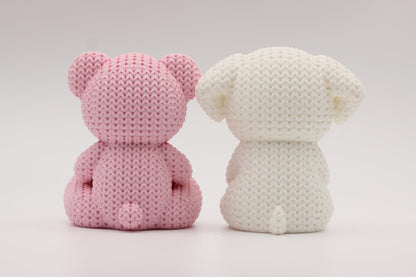 Teddybjørn og hund som holder et hjerte 3D-printet i strikket design