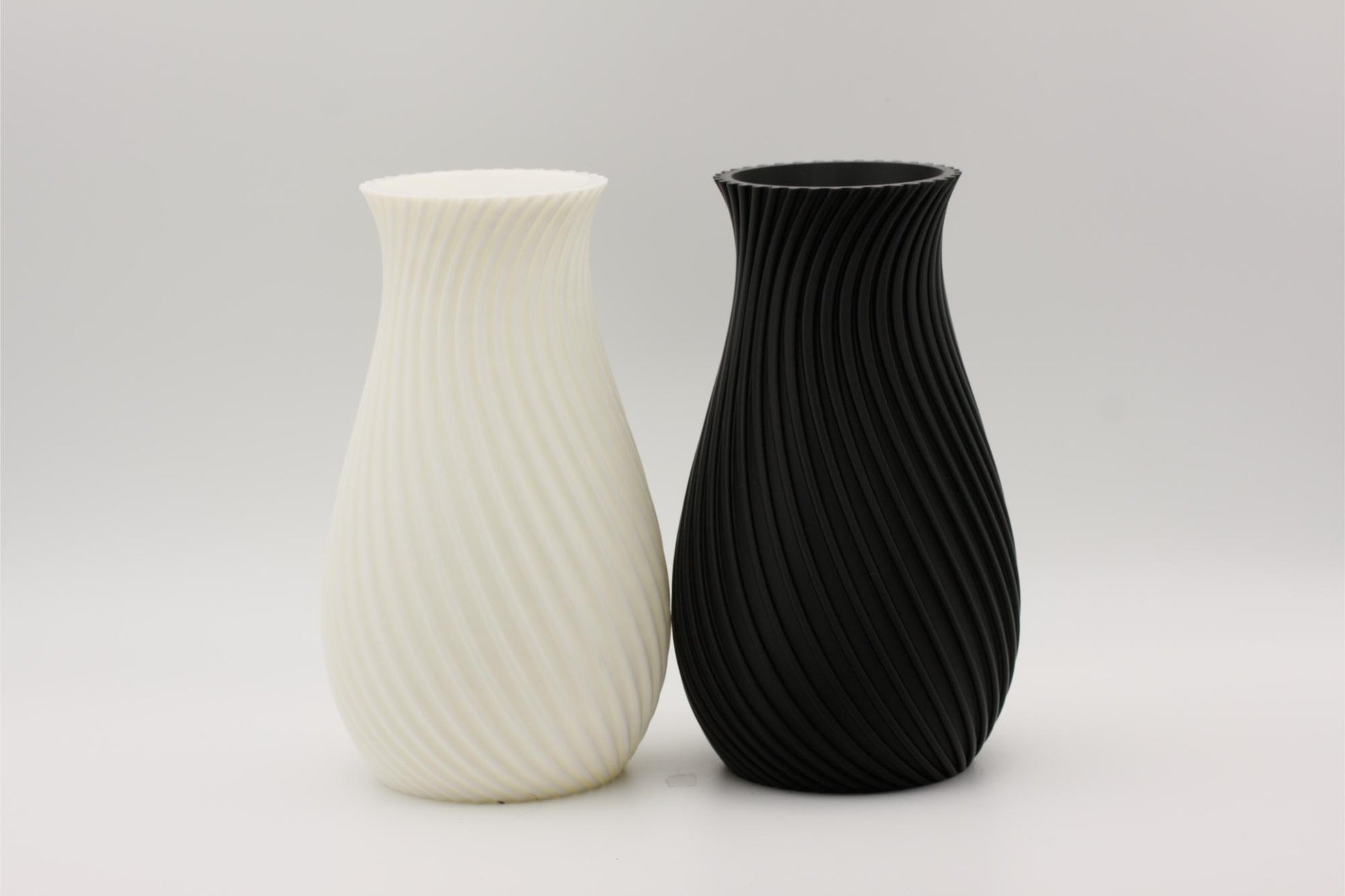 En svart og en hvit vase som er 3D-printet