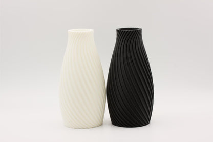 En hvit og en svart vase som er 3D-printet