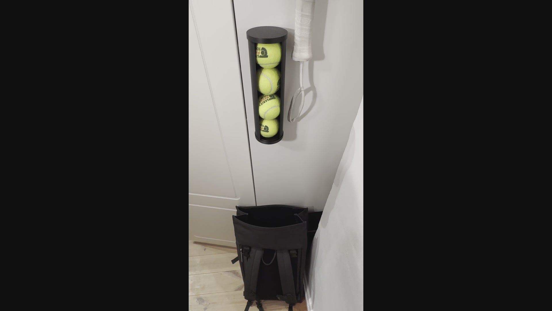 Veggbeholder til padel eller tennisballer